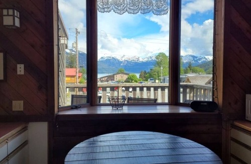 Haines Apartment | The Attic- Second Floor Apartment, Private Deck With A View, Downtown