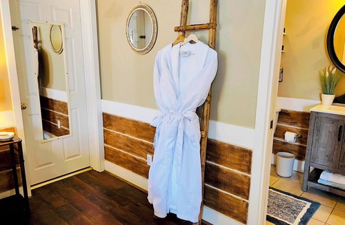 Canton Bed & Breakfast | The Beach Comber - Private Room w Access to Pool & Hot Tub.