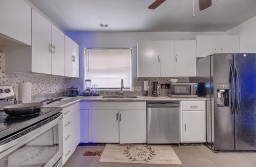 Little Rock House | The Big Bamboo (4-Bedroom Home) - Pets Allowed by RedAwning