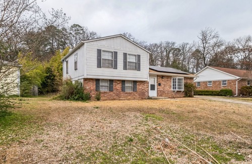 Little Rock House | The Big Bamboo (4-Bedroom Home) - Pets Allowed by RedAwning