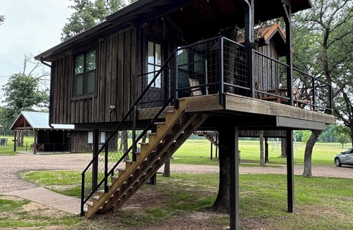 Elm Mott RV Rental | The Blue Jay Treehouse 15MIN to Magnolia & Baylor