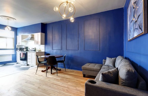 Hochelaga Apartment | The Blue Lounge | Subway nearby | Parking