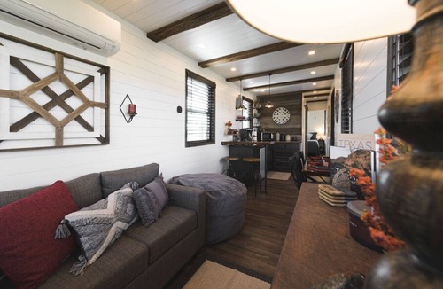 Waco House | *The Blue Ridge* Container Home-Hot Tub | Fire Pit