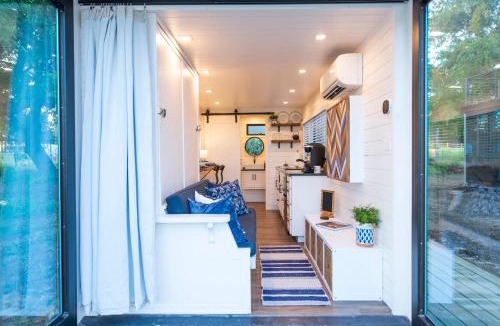 Waco House | The Bluebonnet-Tiny Container Home Country Setting 12 min to Downtown