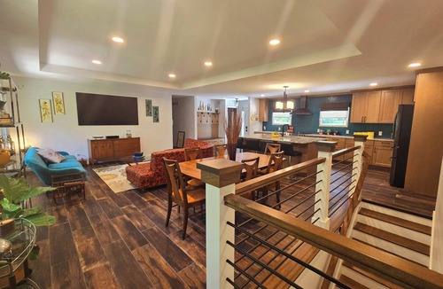 Manhattan House | The Bradley House - Beautiful & Spacious Home - Near Campus & Stadium