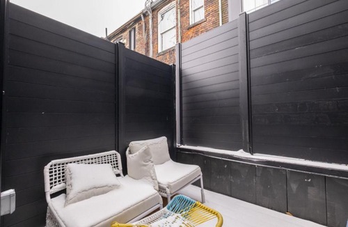 Beaconsfield Village Hotel | The Brick Hotel - The Laneway
