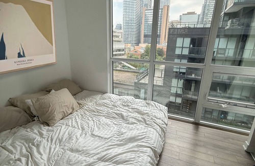 Bloor-Yorkville Hotel | The Britt| King Bed, Jacuzzi Gym Pool and More| Your Downtown Getaway|