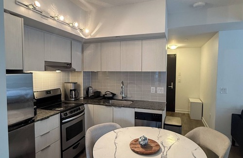 Bloor-Yorkville Hotel | The Britt| King Bed, Jacuzzi Gym Pool and More| Your Downtown Getaway|