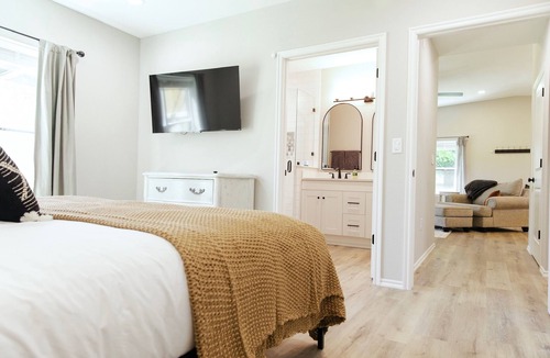 Turley House | The charming Scissortail Farmhouse on land with hot tub minutes from downtown!