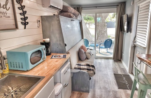 Johnson City House | The Container Retreat @ 290 Wine Trail #7