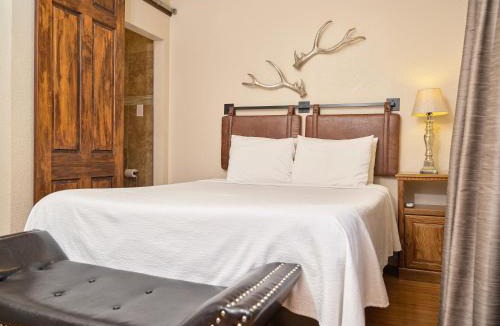 Sterling Hotel | The Crest Motel