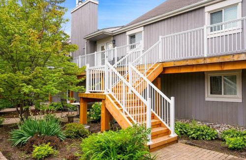 Collingwood House | The Fox Den - Modern Condo Collingwood - Sleeps 5