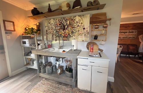 Cowley Apartment | The Garage Suite – Eclectic Chic Studio in the Heart of Plano