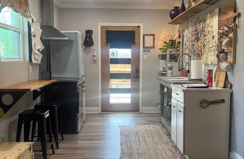 Cowley Apartment | The Garage Suite – Eclectic Chic Studio in the Heart of Plano