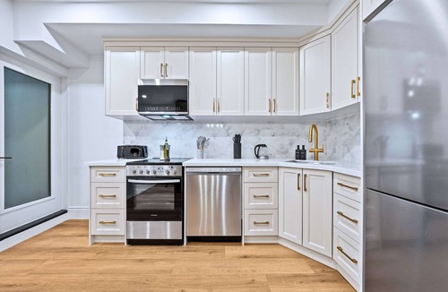 Riverdale Apartment | The Gerrard | Group Basement CN Tower Transit Base