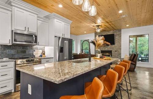 Pickens Cabin | The Grinning Bear|Sleeps 14|Basketball|Pickleball