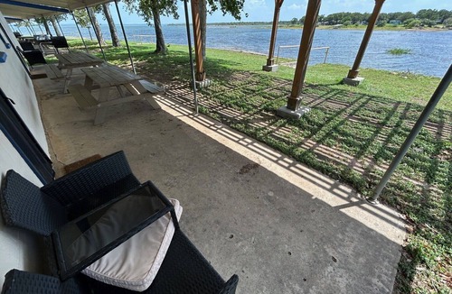 Tow Apartment | The Lakeside Studio 6