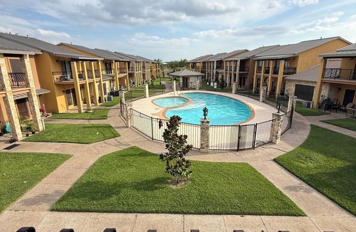 Bonanza House | The Laredo Oasis. 2-bedroom townhome