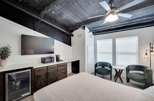 Midlothian Hotel | The Lawson District - The Poppy Suite