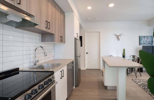 Centretown West Apartment | The Lennox - 2 Bedroom Corporate Rental in Ottawa (713)