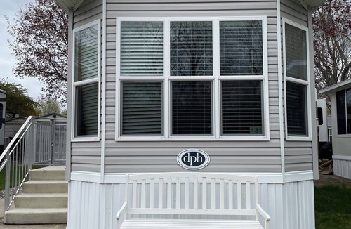 Six Lakes House | "THE LOFT" Sharp, Clean Fully Furnished Cozy 1-bedroom Park Model, Sleeps 6