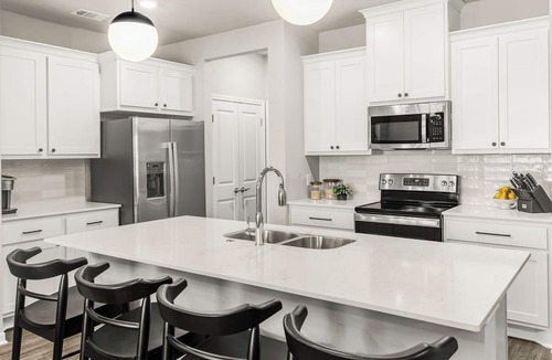 Bryan Condo | The Mark, B/CS - Luxurious 2BD/2BA condo 5 min from Downtown Bryan - New Listing