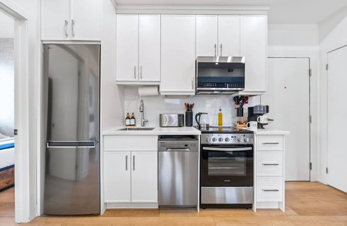 Grange Park Hotel | The McCaul | Spacious DT Suite Walk to Kensington