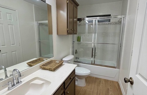 Mission Apartment | The Oak - Spacious 2BR - 2BA Sleeps 6 Wi-Fi