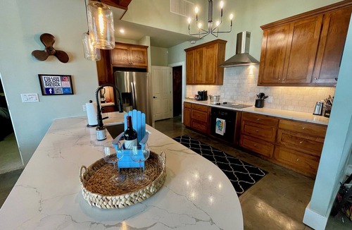Log Cabin House | The Point on Cedar Creek Lake! Huge Lakefront! Panoramic Water Views! Spacious!