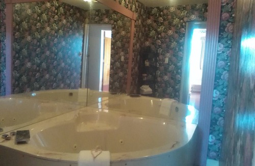 Eureka Springs Hotel | The Razorback Lodge