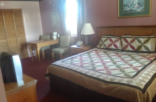 Eureka Springs Hotel | The Razorback Lodge
