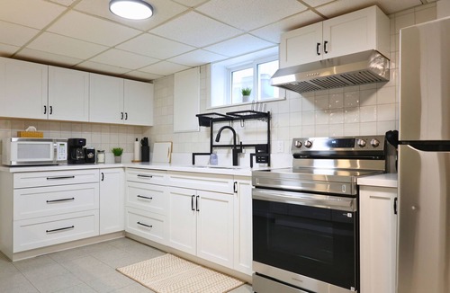 Timmins Apartment | The Redbrick Suite - Central 2 Bedroom Apt. with Luxury Bathroom