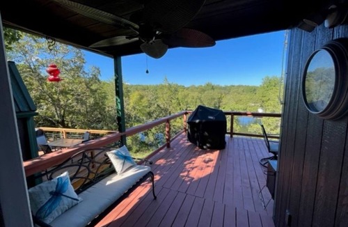 Royal Cabin | The Redbud ~ Cabin Seventeen ~ Lake View ~ Pet Friendly