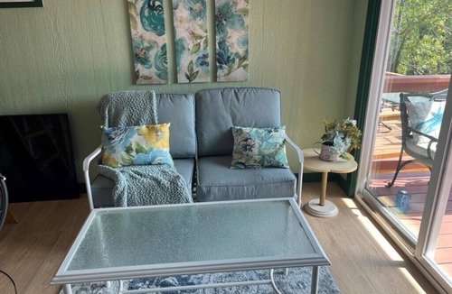Royal Cabin | The Redbud ~ Cabin Seventeen ~ Lake View ~ Pet Friendly