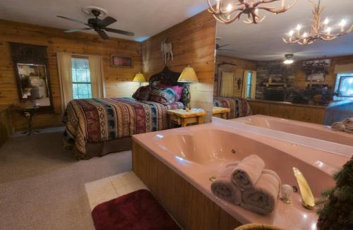 Eureka Springs House | The Rest and Relxation Cabin