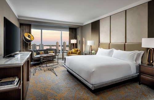 Toronto Entertainment District Hotel | The Ritz-Carlton, Toronto