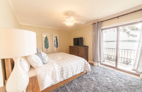 Lake Hamilton Condo | "The Sea Ray" 2 King Beds & Pickleball Court. Great Sunset Views with Boat Slip!