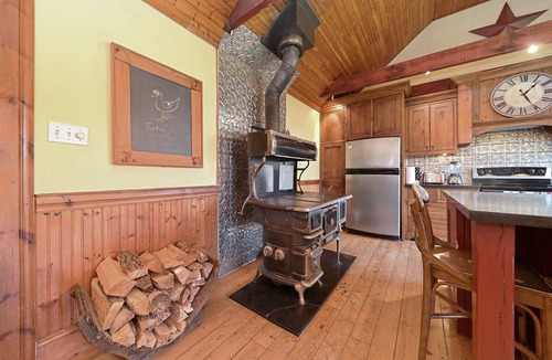 Mulmur House | The Sheds: Victorian Farmhouse 8BR Ski-In Ski-Out Chalet - Mansfield Ski club