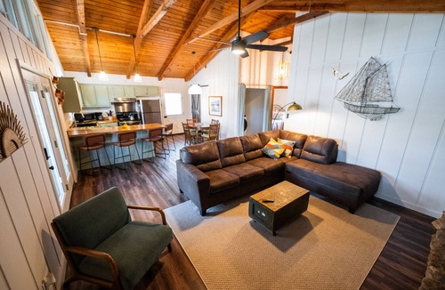 Higden House | “The Sugarloaf Mountain Cabin” A Charming Lakefront Escape!