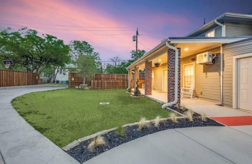 Denton Apartment | The Vanderbilt Mansion Apt 2 Near Downtown and TWU