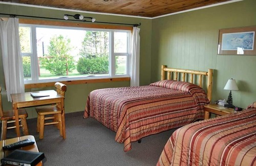 Batchawana Bay Hotel | The Voyageurs' Lodge