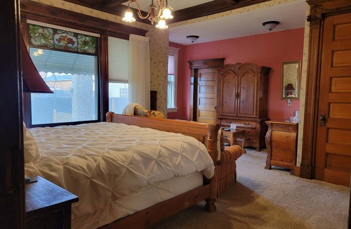 Waterloo Bed & Breakfast | The Weis Mansion