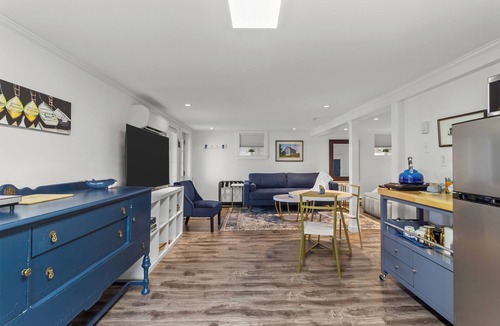 Terra Nova Apartment | The Whistling Kettle | King Studio Near Downtown
