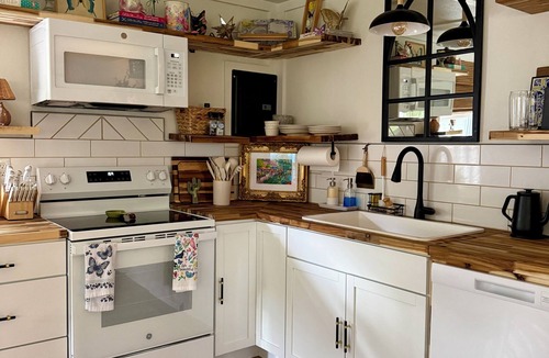 Eureka Springs Apartment | The Wing - luxurious king suite tiny studio home!