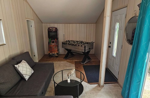 Lanark Highlands Cottage | The Wolf Den on White Lake!