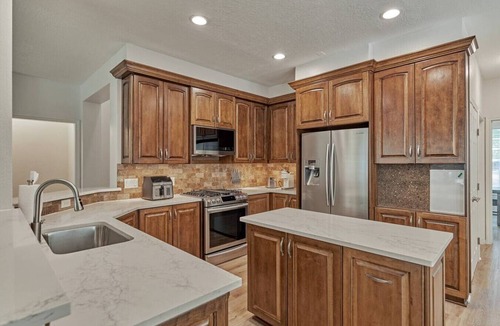 Alden Bridge House | The Woodlands 4BR Executive Retreat - EV, Baby & Pet Friendly, Near Hospitals