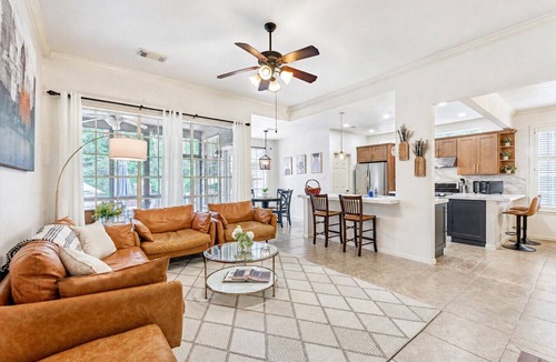 Indian Springs House | The Woodlands 4BR Forest Retreat-Pool, Spa, Grill, Nature Trails & Baby Friendly