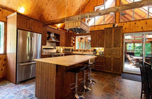 Saint-Raymond Ski Chalet | This rustic chalet has 3 bedrooms and can accommodate up to 8 people.
