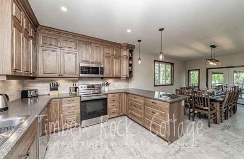 Muskoka Lakes Cottage | Timber Rock Cottage- Lakefront Muskoka - Fall Getaway