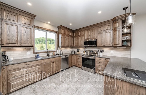 Muskoka Lakes Cottage | Timber Rock Cottage- Lakefront Muskoka - Fall Getaway
